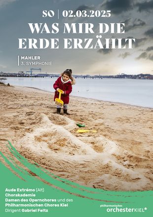 Plakatmotiv zum 5. Philharmonischen Konzert: Ein Kind mit Schaufel am Strand und ein aus Sand geformter Violinschlüssel