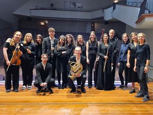 Gruppenfoto von jugendlichen Künstler*innen on Tour