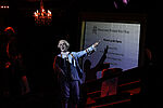 Der Mann vom Klavier präsentiert "Mozarts große Opern" auf einer Projektion