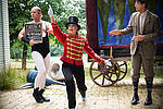 Ein kleiner Zirkus steht auf einem Platz
