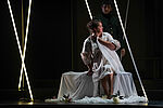Agnieszka Hauzer als Desdemona im Nachthemd wird von Andeka Gorrotxategi als Otello überrascht im Vierten Akt der Oper.