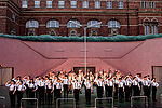 Ein Kinder und Jugendchor salutiert in Uniform