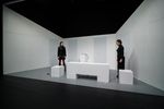 Zwei Frauen stehen sich in einem weißen Raum gegenüber, in dem man weiße Blöcke auf dem Boden stehen sieht.