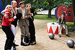 Die Zirkus-Crew schaut erschrocken
