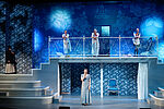Fünf Frauen stehen auf einer Bühne, drei davon auf einem Balkon
