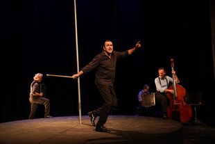 Dirk Schäfer spielt auf einer Bühne.