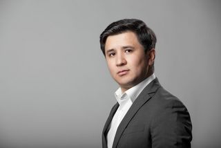 Porträt des Tenor Jenish Ysmanov