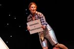 Eine Frau hält ein Schild in der Hand, auf dem "Feminismus = Gerechtigkeit" steht.