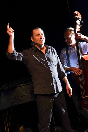 Dirk Schäfer performt auf einer Bühne.