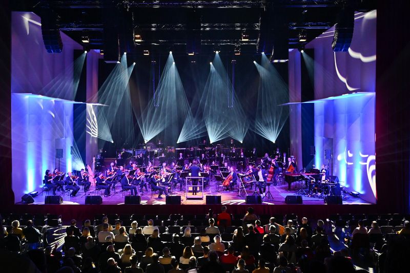 Konzertsaal in imposantem Licht