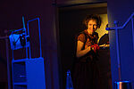 Eine Frau (Elisabeth Frank) schaut zur Seite, ein Tablett mit Popcorn in der Hand haltend