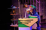Elisabeth Frank als Jurrit in einem bunten Kostüm, Zucker in das Keksobil schüttend