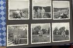 Auf dem Bild sieht man sechs schwarz-weiß Fotos in einem Fotoalbum, auf dem verschiedene Menschen abgebildet sind.