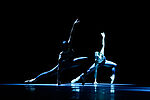 Zwei Tänzerinnen in synchronem Schritt strecken den linken Arm in die Höhe.