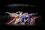 Ein Ballettensemble tanzt gemeinsam im farbigen Kostümen