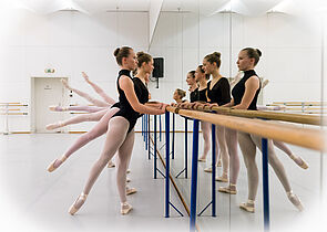 Junge Ballerinas an der Stange