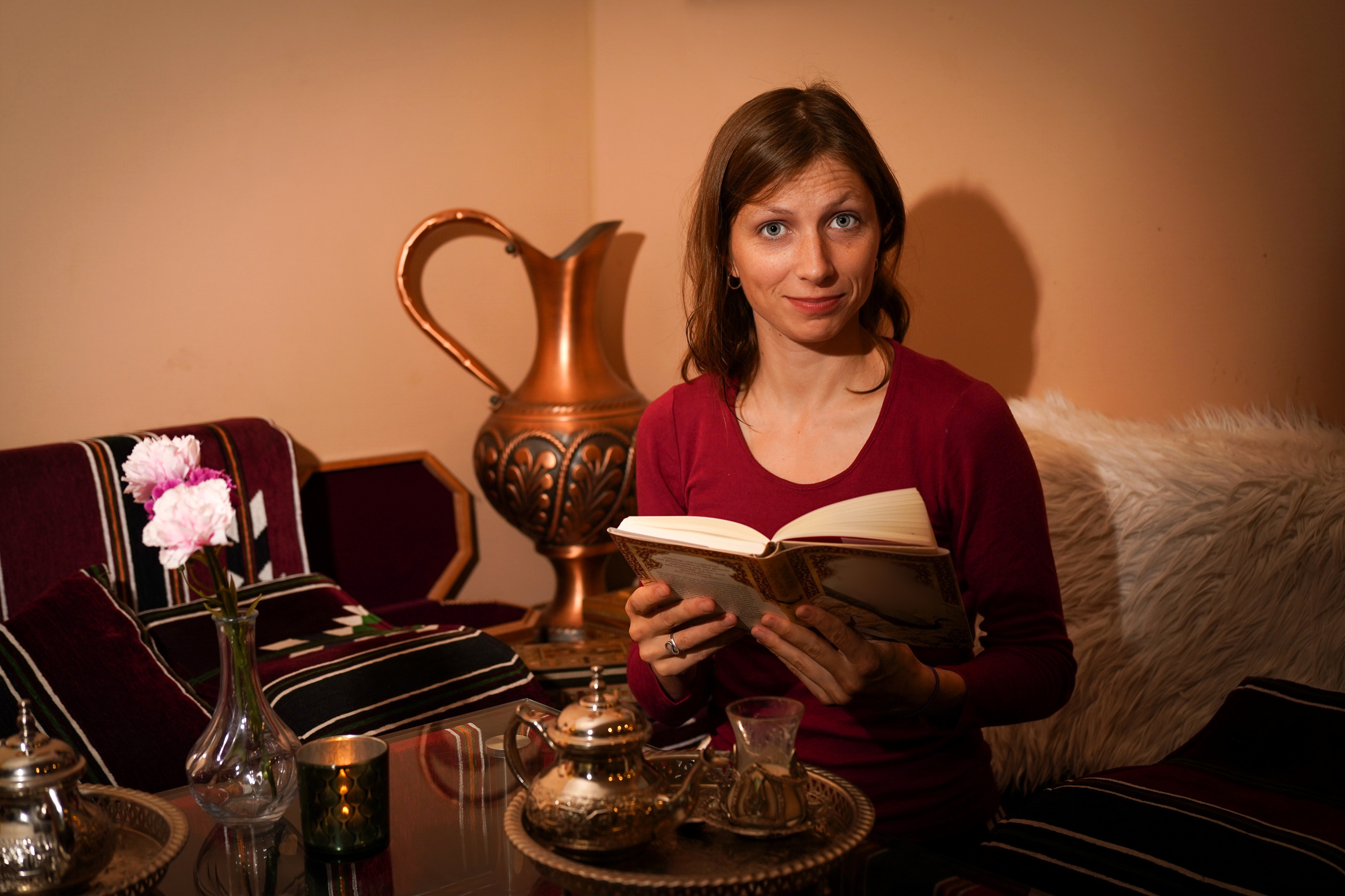 Elisabeth Frank liest aus einem Märchenbuch vor
