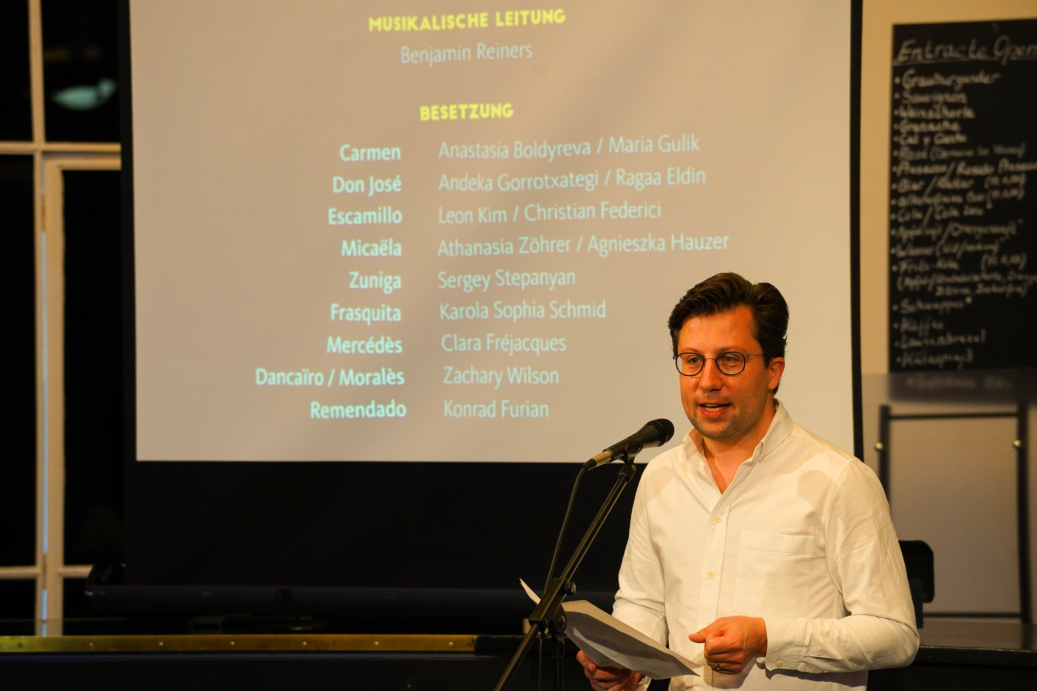 Benjamin Reiners vor einer Bildschirmpräsentation